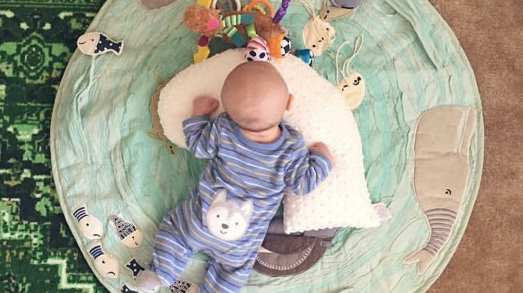 Best Travel Nursing Pillow for Airplanes, Road Trips & Small Spaces (2026 Guide)