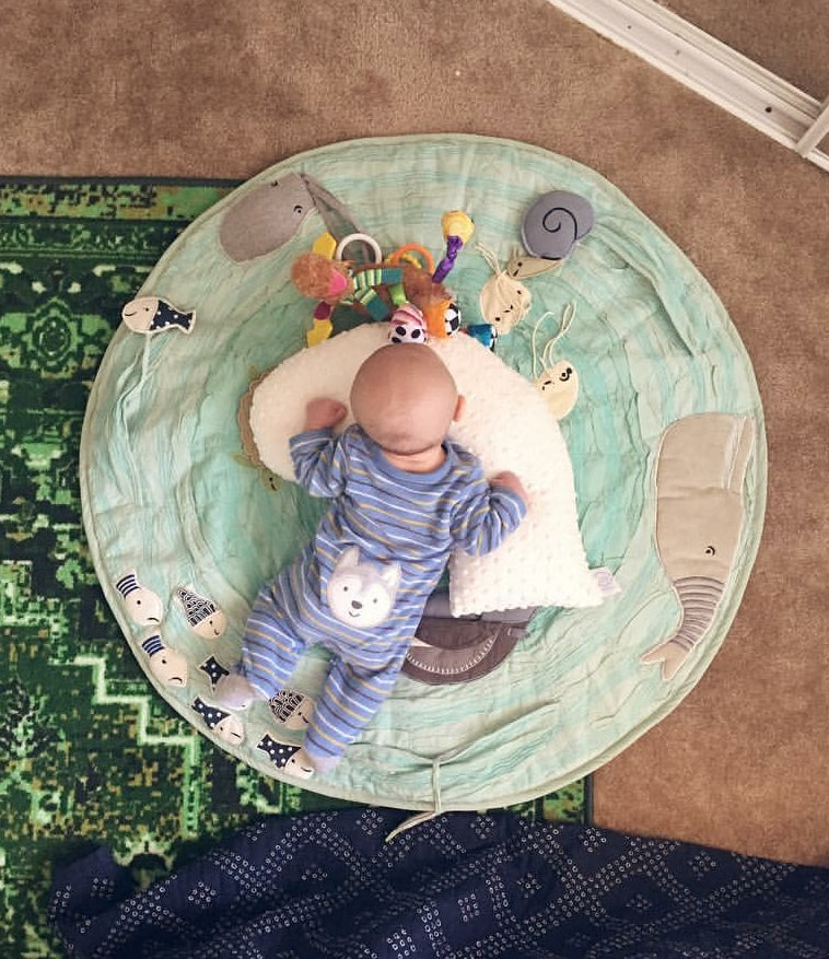 Best Travel Nursing Pillow for Airplanes, Road Trips & Small Spaces (2026 Guide)